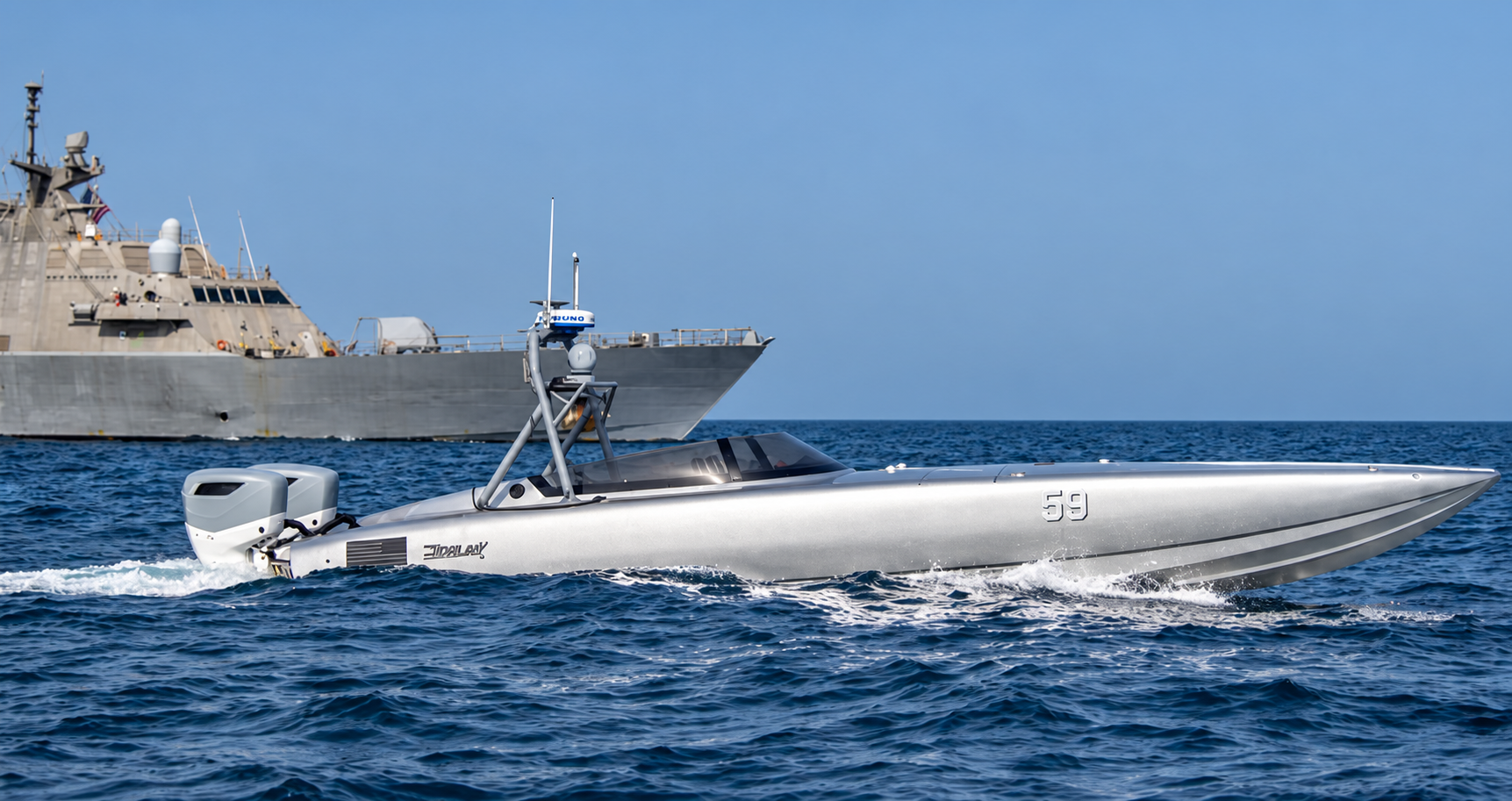 搭載雙具船外機航行於軍艦前方的無人水面載具